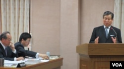 台湾外交部次长石定在立法院接受质询(美国之音张永泰拍摄)