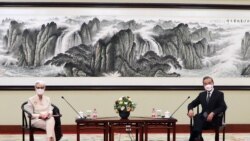 美国副国务卿谢尔曼在天津与中国外长王毅会面(路透社2021年7月26日)