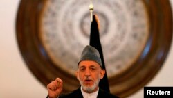Tổng thống Afghanistan Hamid Karzai đọc diễn văn từ giã các nhân viên chính phủ ở Kabul, ngày 23/9/2014.