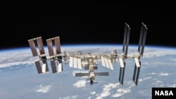 俄罗斯联盟号宇宙飞船2018年10月4日与国际空间站脱离后,宇航员从飞船上拍摄的国际空间站照片,