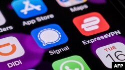 资料照:一支手机屏幕上显示的应用程序Signal的标识。