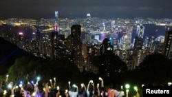 中秋夜,“反送中”抗议者手牵手结成人链,呼吁政治改革。(2019年9月13日)