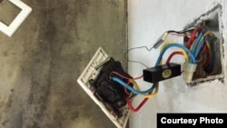 艾未未工作室发现有多个秘密安装在墙壁插座内窃听器(网络图片/艾未未社交网站)