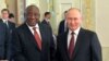 Президент Росії Володимир Путін тисне руку президенту Південної Африки Сирілу Рамафосі після зустрічі з делегацією лідерів африканських країн у Санкт-Петербурзі, Росія, 17 червня 2023 року. Yevgeny Biyatov/Host photo agency RIA Novosti via REUTERS