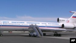 2004年6月10日,俄联邦一架Tu-154侦察机停在美国阿拉斯加的安卡拉奇空军基地。按照《开放天空条约》的规定,该俄罗斯飞机将在阿拉斯加中部上空进行两次飞越侦察。(美联社照片)