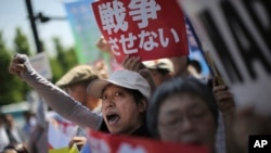 数以百计的群众在日本首相府外面示威,反对解禁集体自卫权新安保法的相关法案,他们举着的标语牌上写着“不要战争”(2015年5月14日)