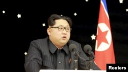 朝鲜中央通讯社发布的图片显示朝鲜领导人金正恩参加火箭发射有功人员的庆功宴(2016年2月15日)