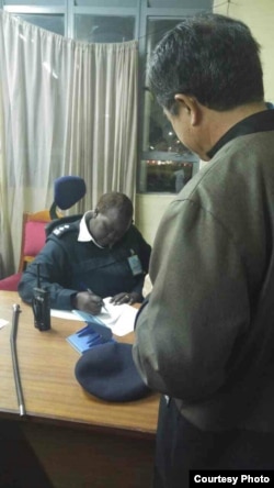 台湾驻南非代表陈忠向肯尼亚机场警方出示法院判决书(台湾外交部提供)