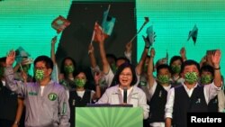 2022年11月12日,台湾总统蔡英文在台北举行的“九合一”县市长选举前的竞选集会上发表讲话。