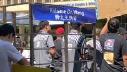民主活动人士六月二十七日星期六在中华人民共和国驻洛杉矶总领馆前表演行为艺术,呼吁释放王炳章和其他政治犯。