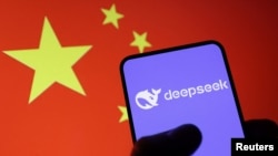 以中国国旗为背景的手机上的DeepSeek应用程序标识(2025年1月29日)