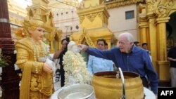 ၂၀၁၃၊ ဧပြီလ ၅ ရက်နေ့က သမ္မတဟောင်းဂျင်မီကာတာ မြန်မာပြည်ခရီးစဥ်အတွင်း ရွှေတိဂုံစေတီတော်ကိုသွားရောက်ကြည်ညိုစဥ်။