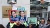 香港支联会等人权团体在中联办抗议,要求北京立即释放许志永、胡佳等人士 (美国之音图片)