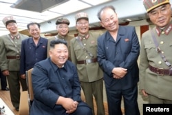 金正恩观看了朝鲜8月10日的导弹试射(朝中社8月11日刊登)。