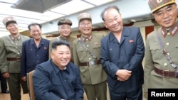 金正恩观看了朝鲜8月10日的导弹试射(朝中社8月11日刊登)。