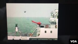 日本海上保安厅公开5月18日在钓鱼岛附近海域拍摄到中国海警船放飞疑似小型无人机的录像(截图)