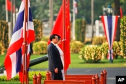 2013年10月李克强总理访问泰国,和泰国总理英拉在欢迎仪式上