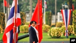 2013年10月李克强总理访问泰国,和泰国总理英拉在欢迎仪式上。