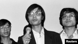 封从德(中)等学运领袖在1989年6月。