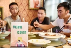 中国河北邯郸市一家餐馆桌子上立有“节约粮食杜绝浪费”的牌子。(2020年8月13日)