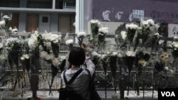 港铁太子站C1出口的街对面,也是旺角警署旁边的被民众用来纪念8.31太子站事件,放眼望去遍地白色鲜花(2019年9月18日,美国之音鸣笛拍摄)
