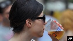 最新的一项研究表明,美国女性的饮酒量直追男性