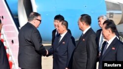2018年5月9日,美国国务卿蓬佩奥在抵达平壤后与朝鲜高级官员金英哲握手。