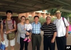 美国对华援助协会会长傅希秋提供的照片上有傅希秋(中)和中国牧师张少杰的女儿和女婿(2014年7月15日)
