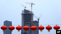 资料照:北京通州的一个商业楼建筑工地。(2021年10月4日)