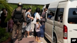 中国家庭教会“深圳改革宗圣道教会”的成员从被羁押的孟腊茫警察局前往芭提雅的一家法庭。(2023年3月31日)