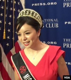 加拿大小姐林耶凡华盛顿全国记者俱乐部谈她被中国拒绝签证的经历。(美国之音杨晨拍摄)