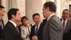 台湾候任副总统赖清德(左)与美国无任所国际宗教自由大使布朗贝克握手寒暄(2020年2月4日)