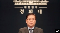 韩国总统文在寅的特使、国家安保室长郑义荣在青瓦台的记者会上。(2018年9月6日)