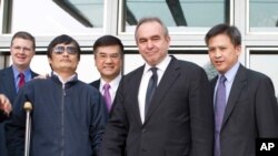 5月1日,美国国务院助理国务卿坎贝尔(前右)与陈光诚在美国大使馆见面
