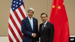 美国国务卿克里和中国外长王毅8月9日在缅甸会晤前握手合影