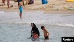 法国海岸的一名身穿布基尼的穆斯林妇女(资料图)
