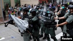 在2020年5月24日反对中国针对香港国安立法的抗议活动中,一把雨伞被扔向防暴警察。