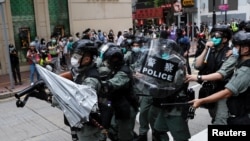 星期天(5月25日),香港人游行抗议北京计划针对香港的国家安全立法。有人向防暴警察投掷雨伞。