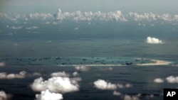 美国军用飞机从高空拍摄的照片显示,中国在南中国海有争议岛屿美济礁进行填海造岛工程。