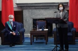 台湾总统蔡英文在台北会晤到访的法国参议院友台小组主席李察。 (2021年10月7日)