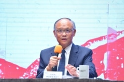 台湾行政院政务委员邓振中8月28日在行政院记者会上表示乐观看待美台经贸关係推进。(台湾行政院提供)