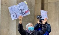 香港社运人士王婆婆12月31日到终审法院外声援黎智英,批评港区国安法违宪 (美国之音/汤惠芸)
