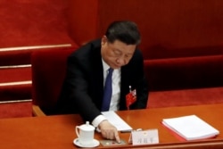中国国家主席习近平在全国人大会议就港版国安法进行表决时按下赞成键。(2020年5月28日)