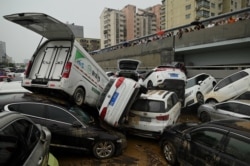 河南省郑州市遭暴雨侵袭后一个隧道口的汽车。(2021年7月22日)
