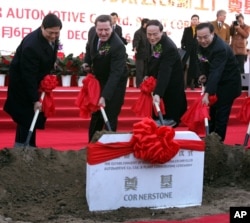 2004年12月6日,北京市委书记刘琪(左一),北京市长王岐山(左三),北京市委秘书长孙政才(右)和德国总理施罗德在北京的梅赛德斯-奔驰工厂奠基典礼上铲土。
