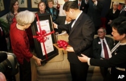 2012年2月15日,中国国家副主席习近平在美国爱奥华州拜访当地居民萨拉.蓝德的家