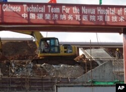 资料照:中国在斐济援建的一所医院的建筑工地。(2013年11月7日)
