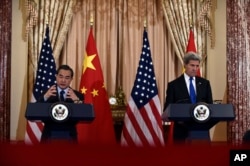 中国外长王毅和美国国务卿克里在美国国务院联合举行记者会。(2016年2月23日)