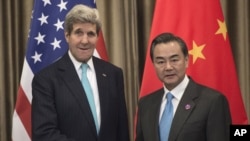 美国国务卿克里和中国外长王毅在APEC峰会期间会晤(2014年11月7日)