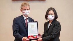 台湾总统蔡英文(右)于9月3日追赠捷克已故参议院议长柯佳洛(Jaroslav Kubera)勋章,由捷克参议院议长维斯特奇尔(Miloš Vystrčil)(左)代表接受。 (台湾总统府提供)
